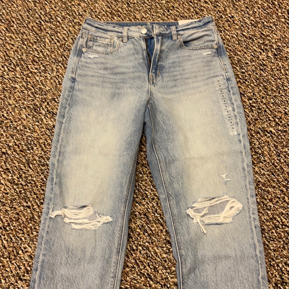 Woman’s BNWT AE mom jeans
